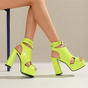 รองเท้าส้นตึกแบบเปิดนิ้วเท้าทรงเหลี่ยมหนังแก้วสำหรับฤดูร้อนปี 2022 พร้อมสายรัดข้อเท้าแบบไขว้  ไซส์ใหญ่สำหรับผู้หญิง ไซส์ 46 - Product Image 2