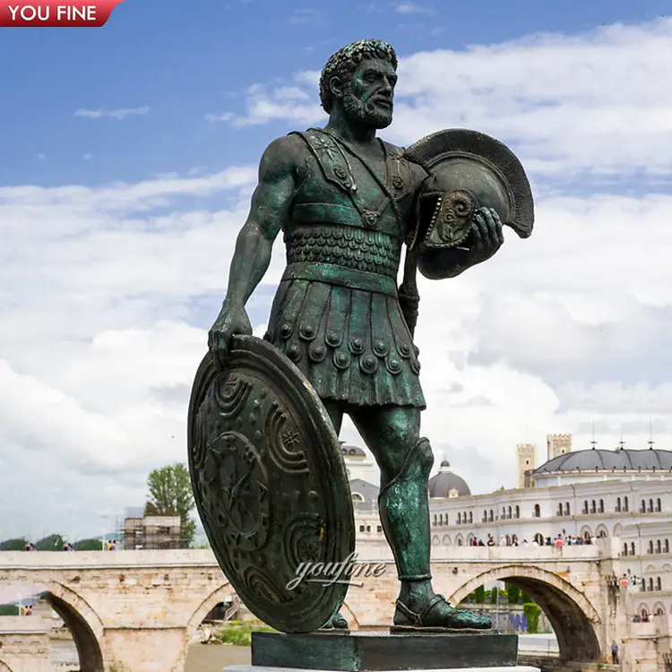 Statua classica della spada dello scudo della scultura del guerriero del bronzo della colata del giardino all'aperto