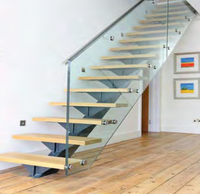 Escalier moderne avec garde-corps en verre, marches en bois et poutre carrée en acier, design personnalisé pour villa/hôtel