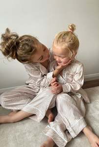 2025 Crianças Natal Mamãe e Eu Família Combinando Impressão De Luxo Bonito Pijamas Pijamas Pijamas Pijamas Conjunto para Mulheres Da Família - Product Image 3