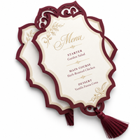 Cartes de menu de luxe bordeaux et or avec des bordures découpées ornées et des pompons