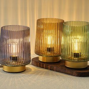 Lámpara de Mesa Europea con Pantalla de Vidrio Vertical, Luz de Ambiente Creativa para el Hogar - Product Image 1