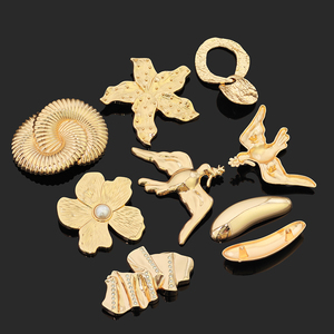 Botones personalizados de Button Factory para coser en ropa irregular, con forma de concha marina, estrella de mar, botones de metal de aleación de zinc con forma especial. - Product Image 1