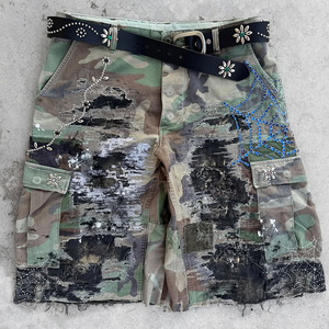 Shorts <span class=keywords><strong>en</strong></span> <span class=keywords><strong>jean</strong></span> cargo déchirés camouflage personnalisés, design <span class=keywords><strong>troué</strong></span> et bords effilochés avec rivets décoratifs, style streetwear américain - Product Image 1