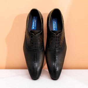 Zapatos de Cuero Estilo Oxford Hechos a Mano para Hombre - Elegantes y Transpirables, Ideales para Bodas, Fiestas y Oficina Casual - Product Image 4