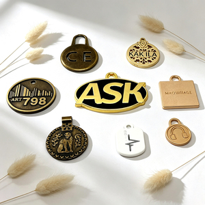 Étiquette métallique personnalisée en alliage de zinc OEM ODM, breloque personnalisée, logo gravé en relief, pendentif, accessoires de marque pour sacs à main, vêtements, chaussures - Product Image 4