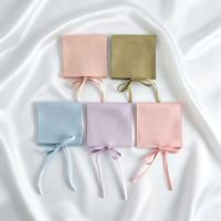 Pochettes à bijoux carrées en microfibre velours 8x8 en stock avec liens nœud papillon ; Pochettes de rangement anti-oxydation avec logos personnalisables
