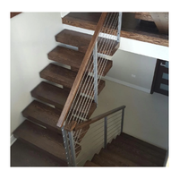 Escalier à monopoutre avec marches en bois composite à bord arrondi et cadre en aluminium thermolaqué