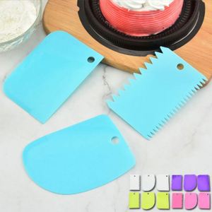 Lot de 4 outils de décoration de gâteaux en plastique pour pâtisserie DIY, 8 formes, pour crème, fondant, beurre, mousse, peigne à bords, lisseur et racloir - Product Image 3