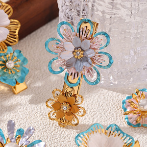 Élégantes pinces à cheveux françaises vintage en acier inoxydable plaqué or 18 carats, faites à la main, écologiques, en forme de fleur, coquillage et pétale, pour mariée, mariage, en carton - Product Image 6