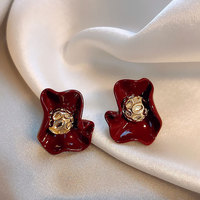 Anting-anting indah sederhana elegan mode bunga anting-anting desain mewah kelopak logam tidak beraturan Vintage grosir