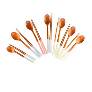 Ensemble de cuillères et baguettes en bois naturel, 12 pièces, avec poignée colorée, lavage à la main uniquement, ustensiles légers, fabriqués au Vietnam - Product Image 1