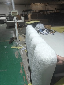<span class=keywords><strong>Letto</strong></span> di Lusso Rivestito in Tessuto Teddy con <span class=keywords><strong>Testiera</strong></span> Curva Trapuntata Verticale / Design Arrotondato Morbido in Tessuto Sherpa Bianco Crema - Product Image 4