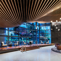 Panneaux de décoration de façade en aluminium couleur grain de bois, plafond à déflecteurs ondulés 3D, grille de plafond pour extérieur, hôtel, salle de sport