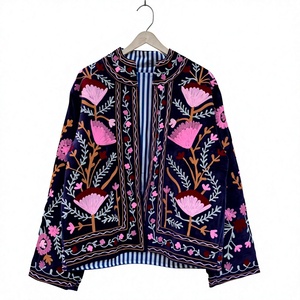Chaqueta gruesa de invierno para mujer, con bordado floral, reversible, estilo vintage Suzani, forro de terciopelo y algodón, cuello alto y manga larga. - Product Image 1