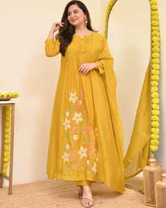 Salwar Kameez Anarkali en coton brodé de fleurs jaunes modernes pour femmes, coupe régulière, pour les occasions spéciales, les mariages, les tenues décontractées - Product Image 5