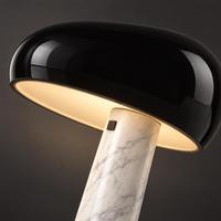 Lampe de table noire moderne avec abat-jour rond brillant et base en pierre blanche inclinée pour chambre à coucher, chevet, salon, bureau, hôtel