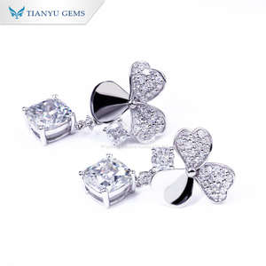 Pendientes de Trébol de Moissanita con Corte Cojín, Clásicos, Elegantes y Minimalistas, Chapados en Oro de 18k sobre Plata de Ley, de Tianyu Gems - Product Image 2