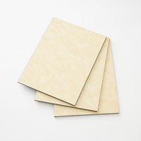 Panneau composite aluminium-marbre 4 mm 1220x2440 mm aspect pierre ivoire, revêtement PVDF pour décoration murale extérieure de villa