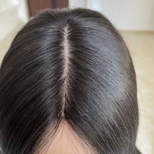 Topper de Cabello Humano Virgen Europeo Natural Invisible 6.5X7 con Base de Seda y Cabello con Cutícula Alineada y Tejido Completo en las Puntas - Product Image 2