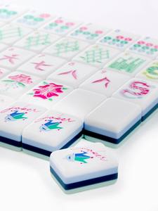 EN STOCK – Jeu <span class=keywords><strong>de</strong></span> Mahjong Américain en Acrylique Cyan avec Sac <span class=keywords><strong>de</strong></span> Rangement, Cartes Polies <span class=keywords><strong>à</strong></span> la Main, Mahjong en Cristal Haut <span class=keywords><strong>de</strong></span> Gamme – Idéal pour la Maison et les Cadeaux - Product Image 2