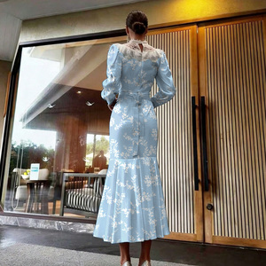 Elegante Vestido Midi de Satén con Estampado Floral Azul Claro, Cuello Alto, Manga Larga, Silueta de Sirena, para Fiesta - Product Image 6