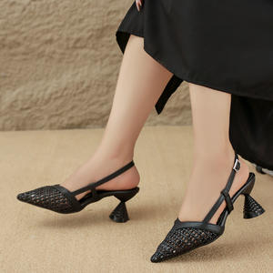 Sandalias de tacón medio con punta, diseño hueco, correa tejida, de una sola tira, punta cerrada, para mujer, en negro y blanco, para las cuatro estaciones. - Product Image 1