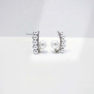 Boucles d'oreilles clous fantaisie plaquées or pour femme, style vintage asymétrique, avec perles géométriques en cuivre, idéales pour mariage et soirée - Product Image 3