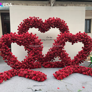 Arche florale en forme de cœur LEDA Nature, roses rouges et hortensias, arche de fleurs pour mariage en extérieur, toile de fond pour allée de mariage - Product Image 1