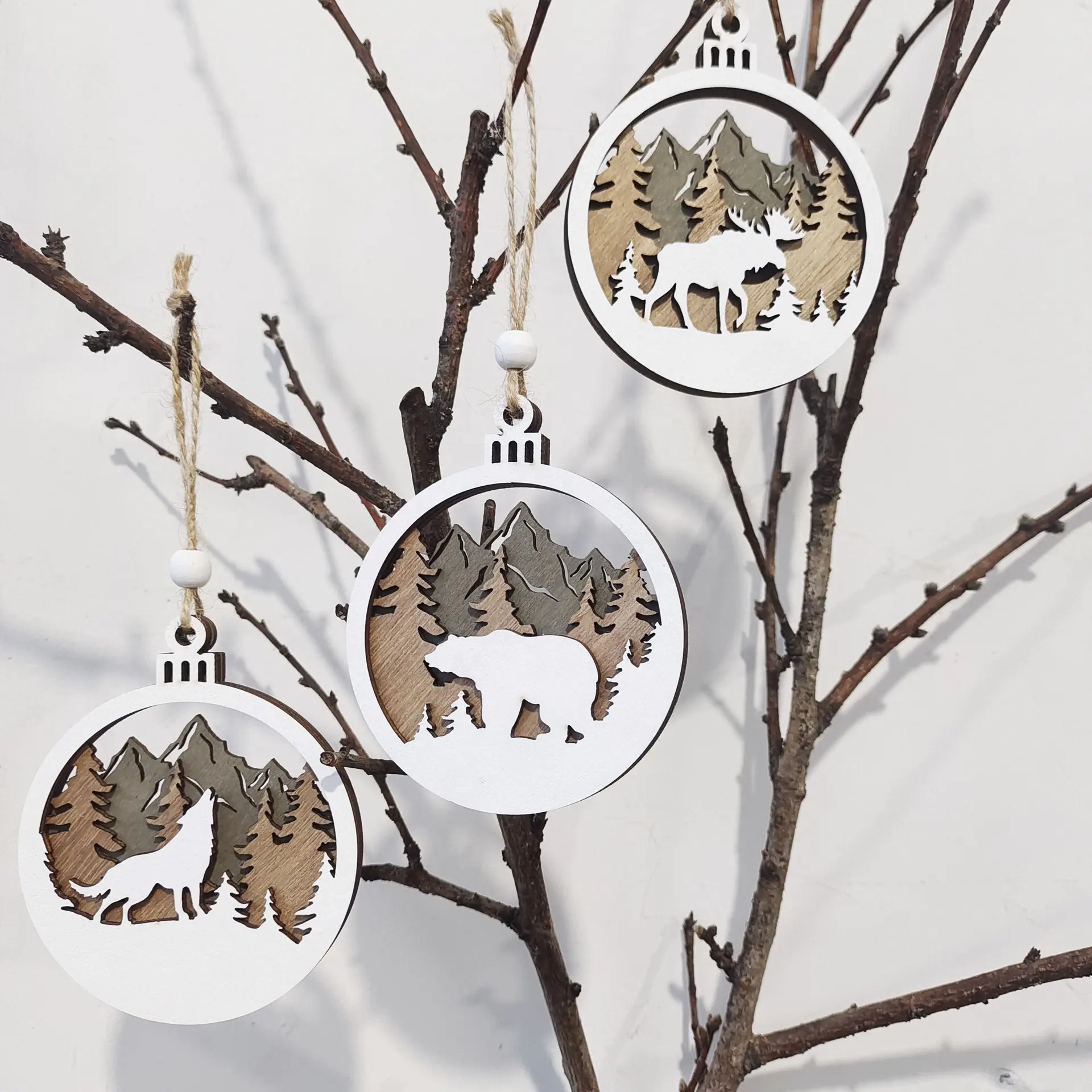 2023 nuevo diseño multicapa Bigfoot Sasquatch oso alce Lobo Animal artesanías decoraciones para árboles de Navidad adornos navideños de madera