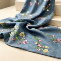 Tissu en denim bleu avec broderie florale multicolore en sequins et perles pour robes, tenues de soirée et robes de cérémonie vintage