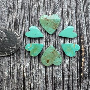 Ensemble Naja en forme de cœur de pierres précieuses naturelles Kingman Royston Turquoise pour la fabrication de bijoux personnalisés Style occidental unique et projet d'incrustation - Product Image 1