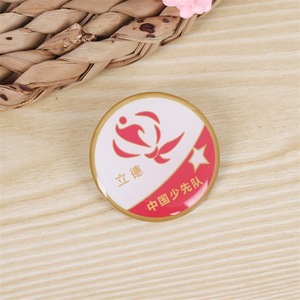 Insignias Escolares Personalizadas Shengwang de Metal, Broches de Solapa Pintados de Aleación de Zinc para Regalos Conmemorativos de Graduación - Product Image 4