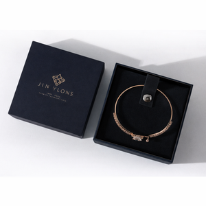 Boîte à bijoux moderne, boîte cadeau de luxe avec couvercle et base rigides, insert en daim, estampage à chaud, logo personnalisé pour l'emballage de vente au détail de bijoux - Product Image 1