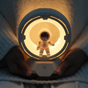 Mini Lámpara LED con Forma de Astronauta, Luz Nocturna Inteligente con Sensor, Diseño para Mesa de Dormitorio o Sala de Estar - Product Image 5