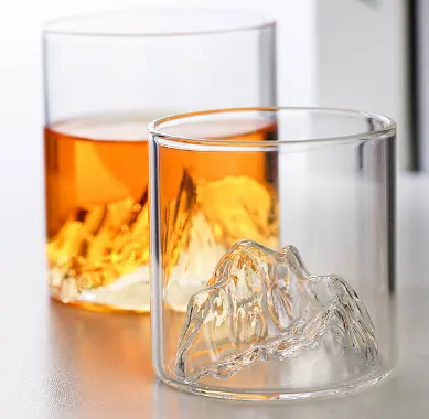 Ly Uống Rượu Whisky Một Bức Tường Thiết Kế Xem Núi