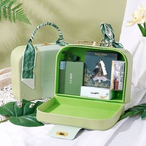 Nouvelle Trousse de Maquillage Rectangulaire Portable en Cuir Style Luxe Léger, Boîte Cadeau Gaufrée avec Foulard en Soie, Idéale pour Mariage (Vide) - Product Image 3