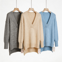 Pull-over ample en maille texturée gris chiné pour femme, col en V profond, épaules tombantes, poignets côtelés, ourlet asymétrique, marque privée