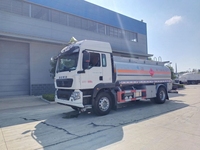 Nouveau camion-citerne SINOTRUK HOWO 4x2 de 10 000 L, camion-citerne de transport de carburant de 10 m³, camion-citerne de transport d'huile de 18 tonnes, camion de ravitaillement mobile à vendre