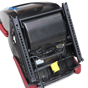 เบาะนั่งทรงบักเก็ตแบบสปอร์ตน้ำหนักเบา ลายตารางหมากรุกสีแดง พร้อมคาร์บอนไฟเบอร์รองรับสูง สำหรับรถปอร์เช่ 992 เทอร์โบ - Product Image 6