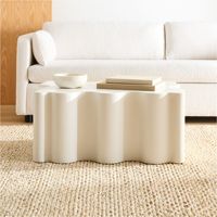 Fait d'un mélange plus léger de béton recyclé Nuage Table basse Standout et pièce éco-consciente pour votre maison.