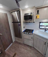Caravane tout-terrain de 24 pieds avec une chambre, cuisine extérieure et salle de bain, en acier, idéale pour le camping, à vendre