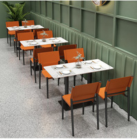 Industriestil Restaurant-Sitzgruppe mit Orangefarbenen Kissen, Hochlehner-Sitzbank, Holztisch mit Stühlen für Schnellrestaurants