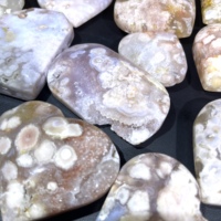 Vente en gros de pierres de méditation sculptées en agate fleur de cerisier, en forme de cœur, pour la guérison naturelle et la méditation