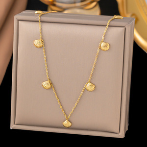 Venta caliente exquisita mujer impermeable 18K chapado en oro <span class=keywords><strong>de</strong></span> acero inoxidable letra mariposa colgante collar joyería <span class=keywords><strong>de</strong></span> moda - Product Image 6