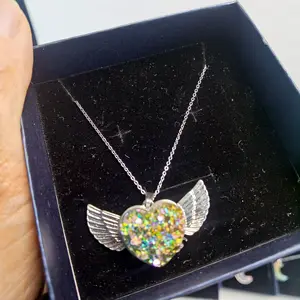 Vente en gros de pendentifs cœur en cristal naturel Collier en cristal arc-en-ciel Aura sculpté lune étoile