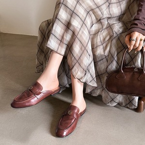 Chaussons en peau de mouton évidée à semelle épaisse, avec motif camélia, bout rond, couleur unie, entièrement recouverts, accompagnés d'un bandeau. - Product Image 6
