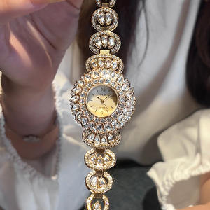 Reloj de Cuarzo con Cadena de Girasoles Pequeños, Regalo Perfecto para las Fiestas, para Mujer - Product Image 1