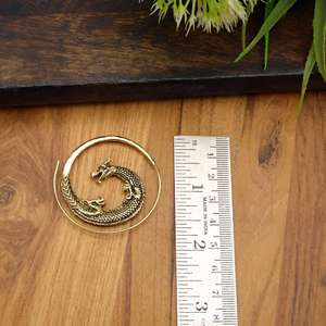 Boucle d'oreille ronde en laiton gothique dragon, bijoux dorés bohèmes, boucle d'oreille à pendentif en forme d'échelle en spirale, cadeau pour lui - Product Image 2