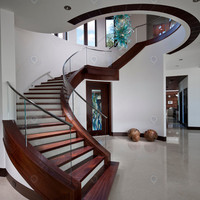 Escalier courbé sur mesure avec rampes en bois, verre et aluminium - Design moderne pour villa haut de gamme